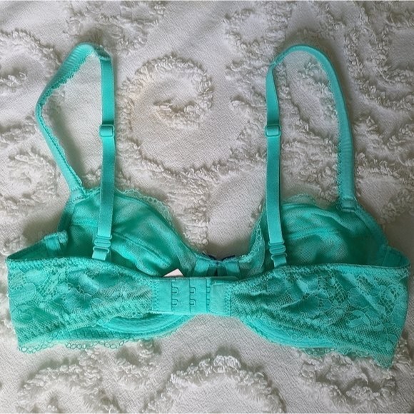 Victoria's Secret Body unlined lace demi bra 32 B - Picture 3 of 9